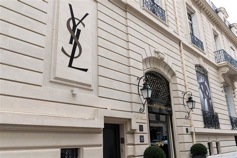 museo fondazione yves saint laurent place des vosges|yves saint laurent france.